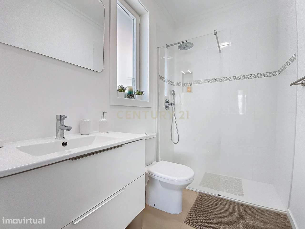 Moradia Moderna com Piscina + Apartamento Independente | Construção 20-30