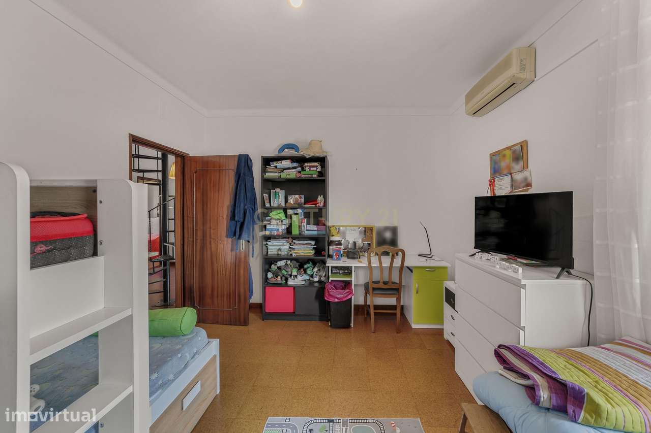 MORADIA T5 COM GARAGEM E PISCINA, 327 M² DE TERRENO PARA USUFRUIR-44