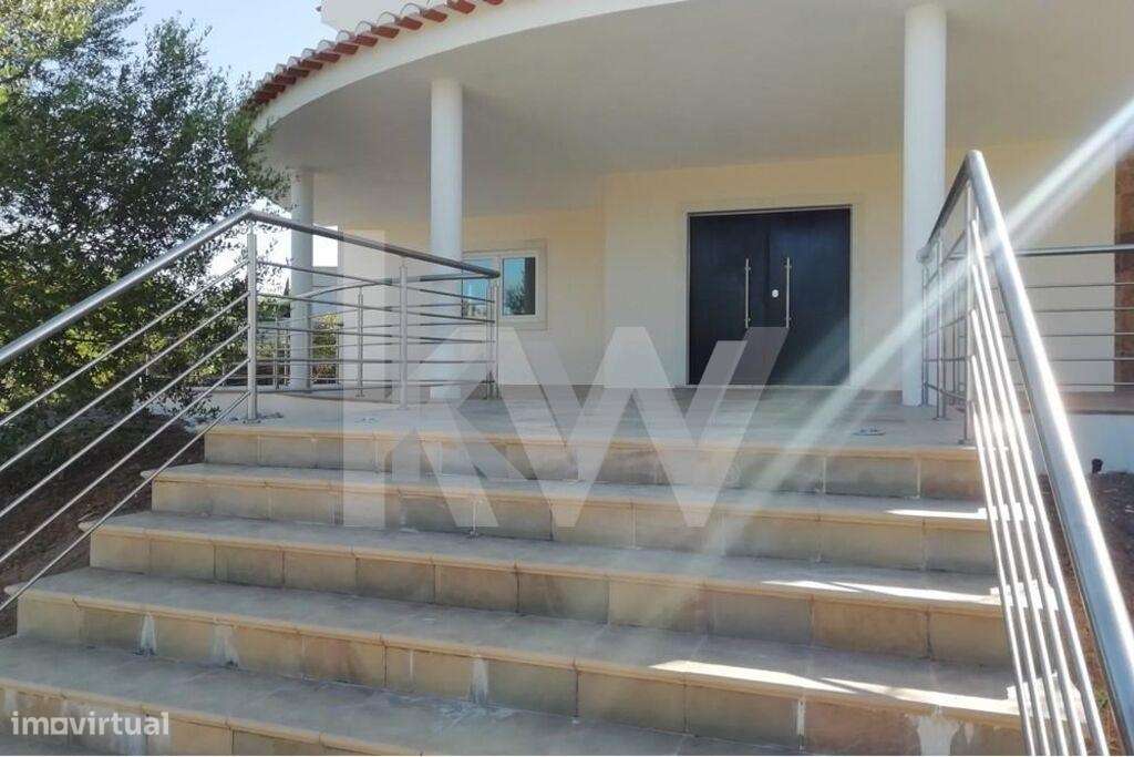 Moradia T4 isolada com piscina privativa e jardim - Belas Clube Campo - Grande imagem: 5/32