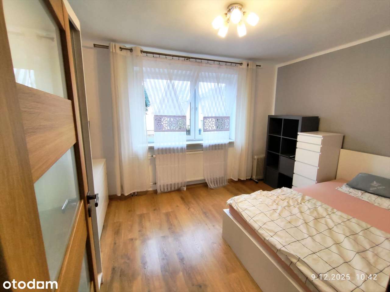 Dom z dwoma niezależnymi mieszkaniami.-6