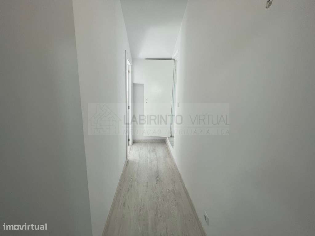 Vende-se duas moradias contíguas e abertas entre si, T9, na Ajuda -...-15
