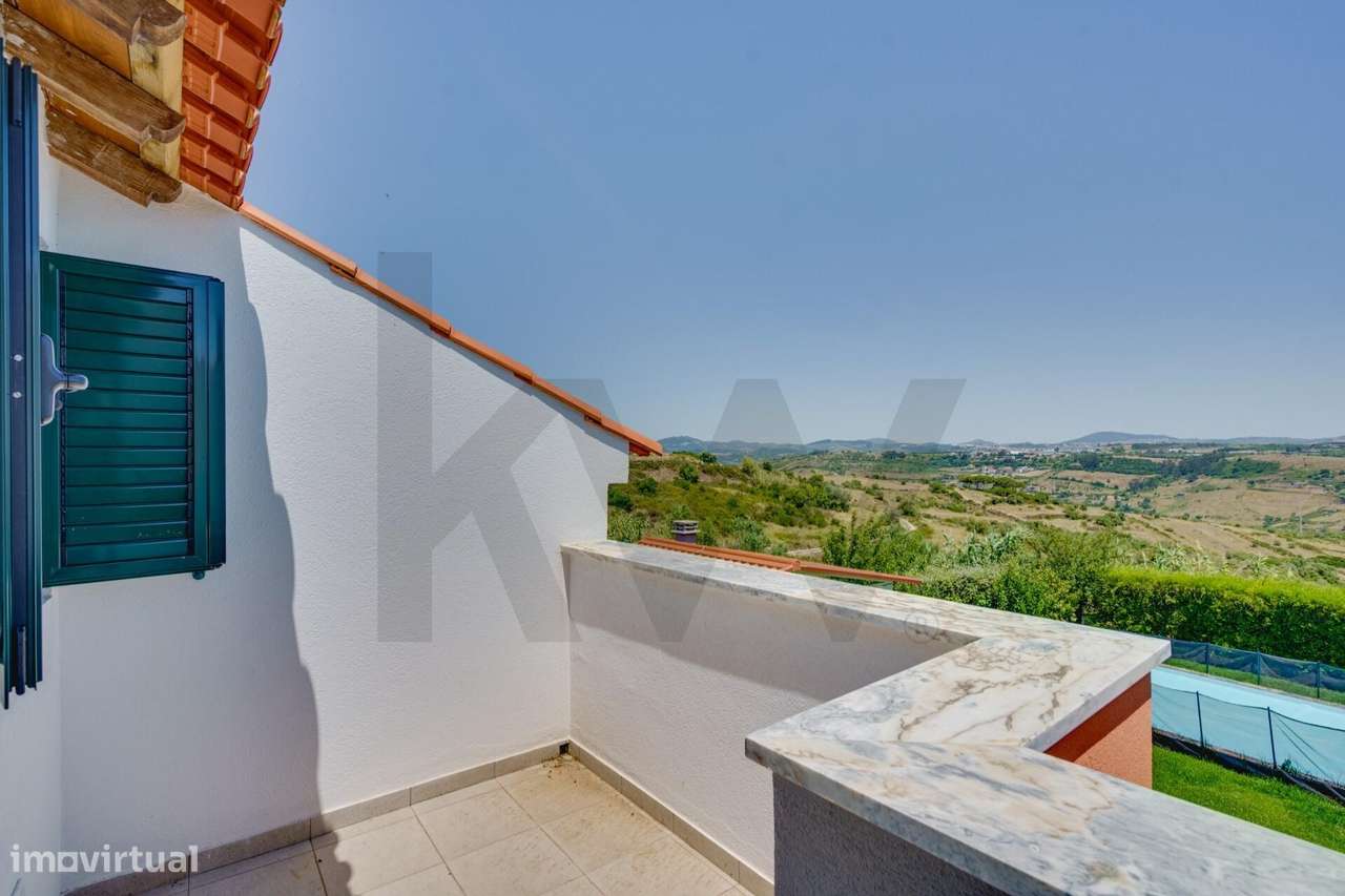 Fabulosa Moradia T4 com Piscina e Espaço Exterior-34