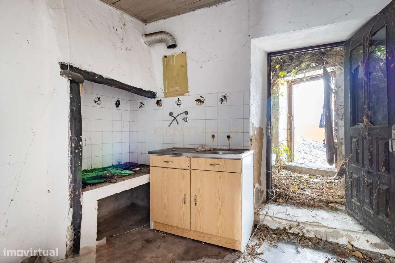 Moradia em ruína, dentro das muralhas em Óbidos-15