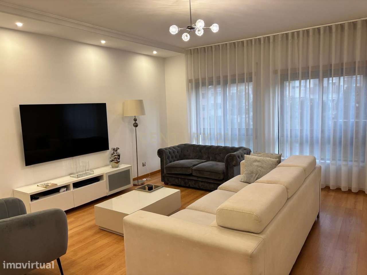 Apartamento Luxuoso com Vista Panorâmica em Montijo-1