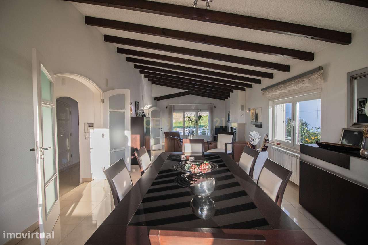 Moradia com piscina, terreno e anexos em Vieira de Leiria e a 2km da p-48