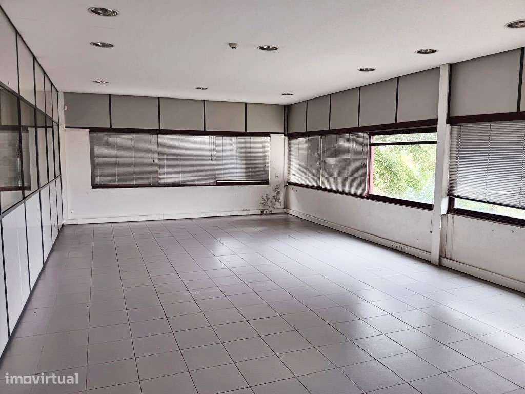 Armazém com logradouro em Leça do Balio - Grande imagem: 4/8