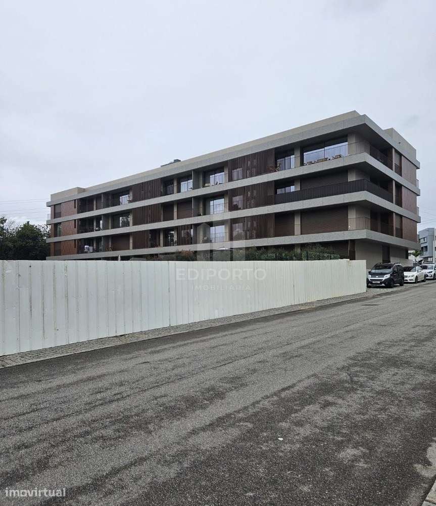 Apartamento  T2 e garagem fechada para 2 carros com áreas amplas e lum-5