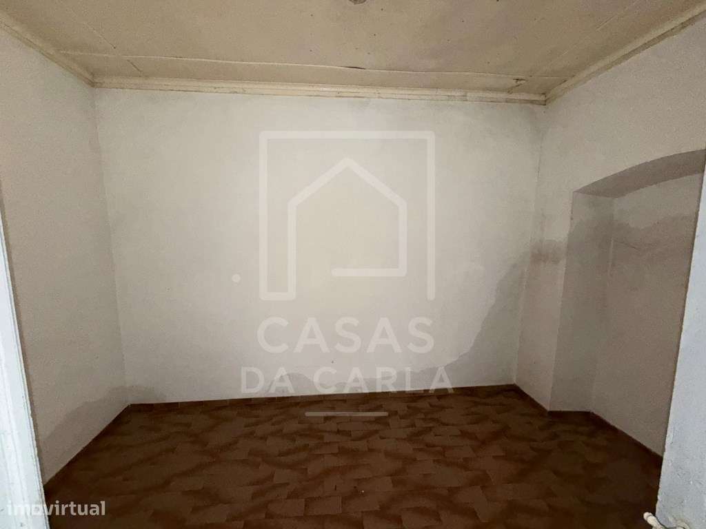 Moradia T4 com quintal e garagem em Cuba para obras - Grande imagem: 5/25