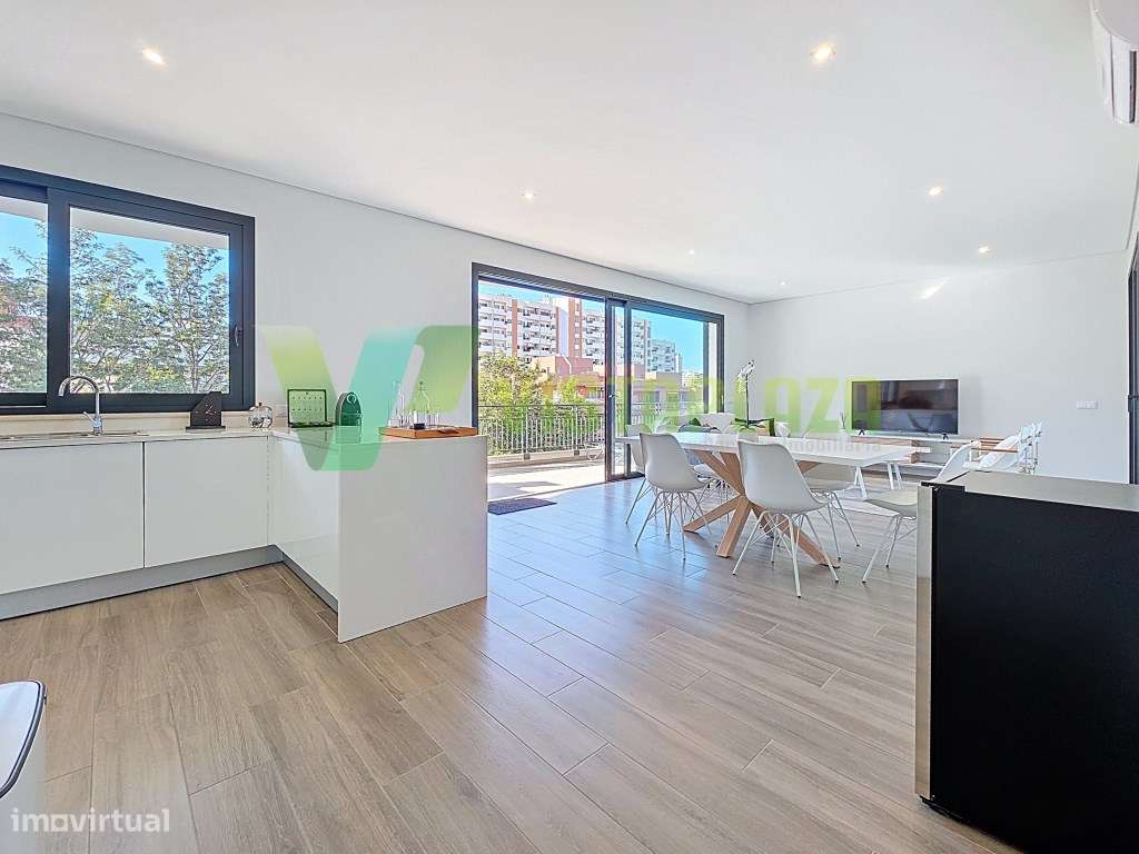 Apartamento T2 com Vista Rio na Praia da Rocha e Garagem - Grande imagem: 3/27