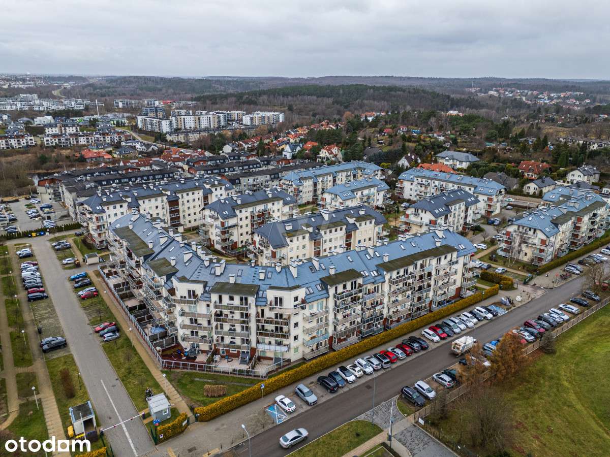 Przestronne, jasne wnętrze z miejscem i komórką.-16