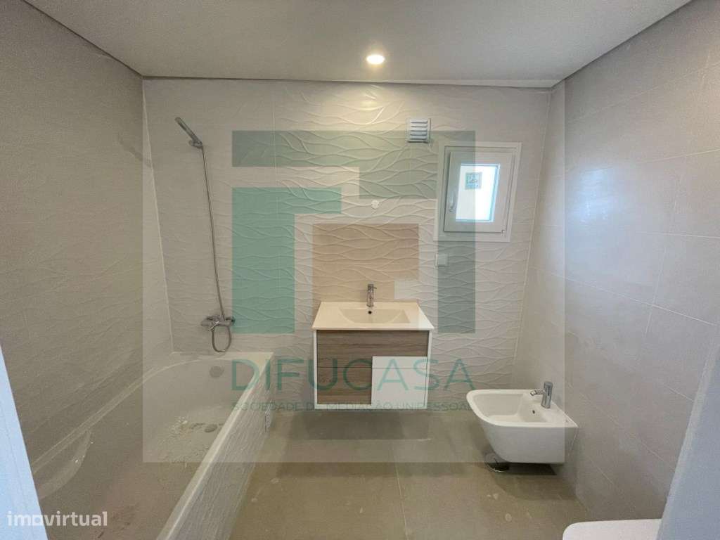 Moradia Com Garagem e Piscina Pronta a Habitar-7