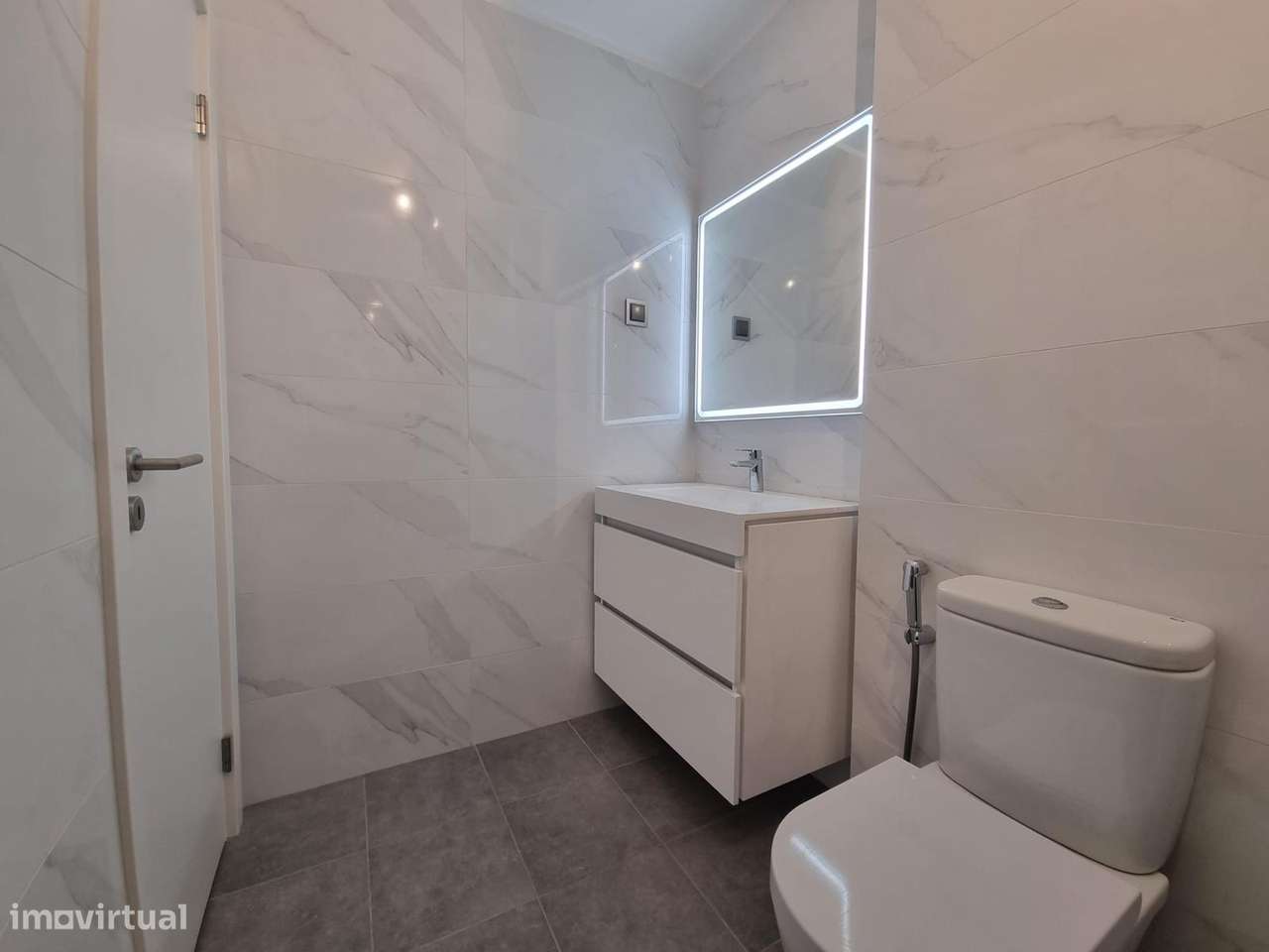 Espetacular T2 todo remodelado em Setubal em prédio com elevador-9