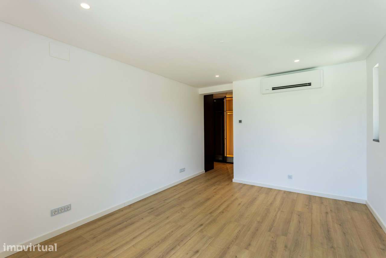 Moradia T6 com Piscina, Vista Mar e Terreno de 3.920 m² | Azoia, Sintr-41