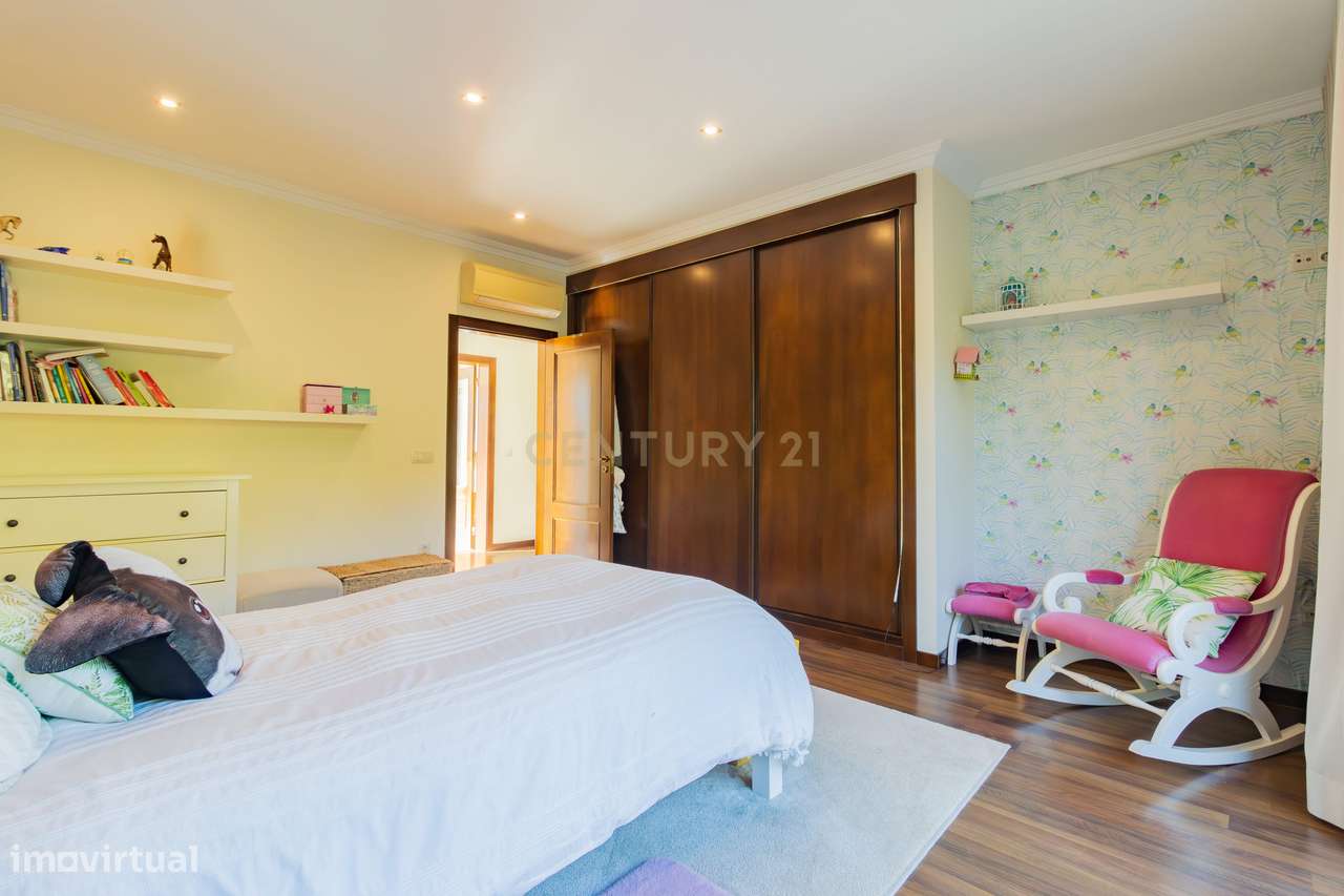 Moradia T4 com Piscina e Vista Panorâmica sobre Porto de Mós-14