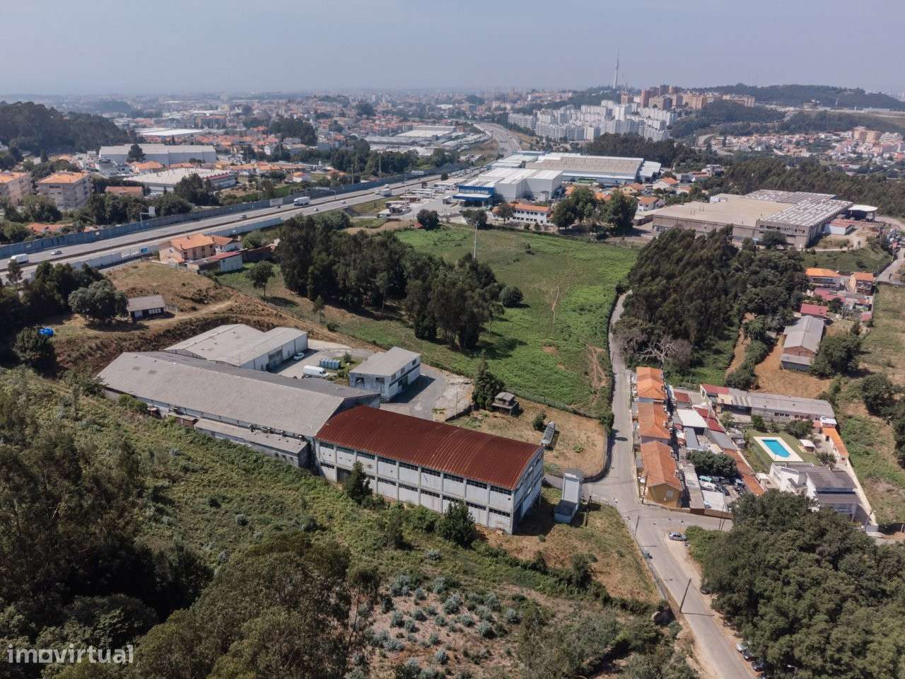 Armazéns com uma área de 5.270m2, em terreno com 14.000m2.-23