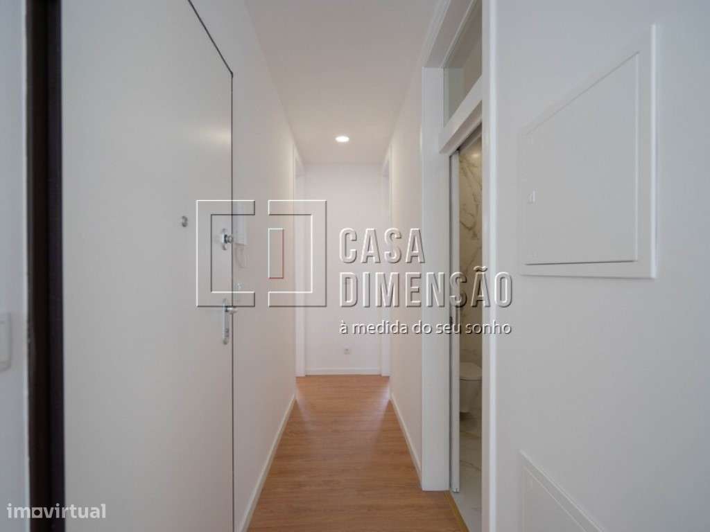 Apartamento de tipologia T2 com 61 m2, totalmente renovado, mobilad... - Grande imagem: 2/32
