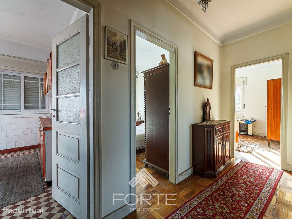 Moradia com pavilhões industriais e terreno-15