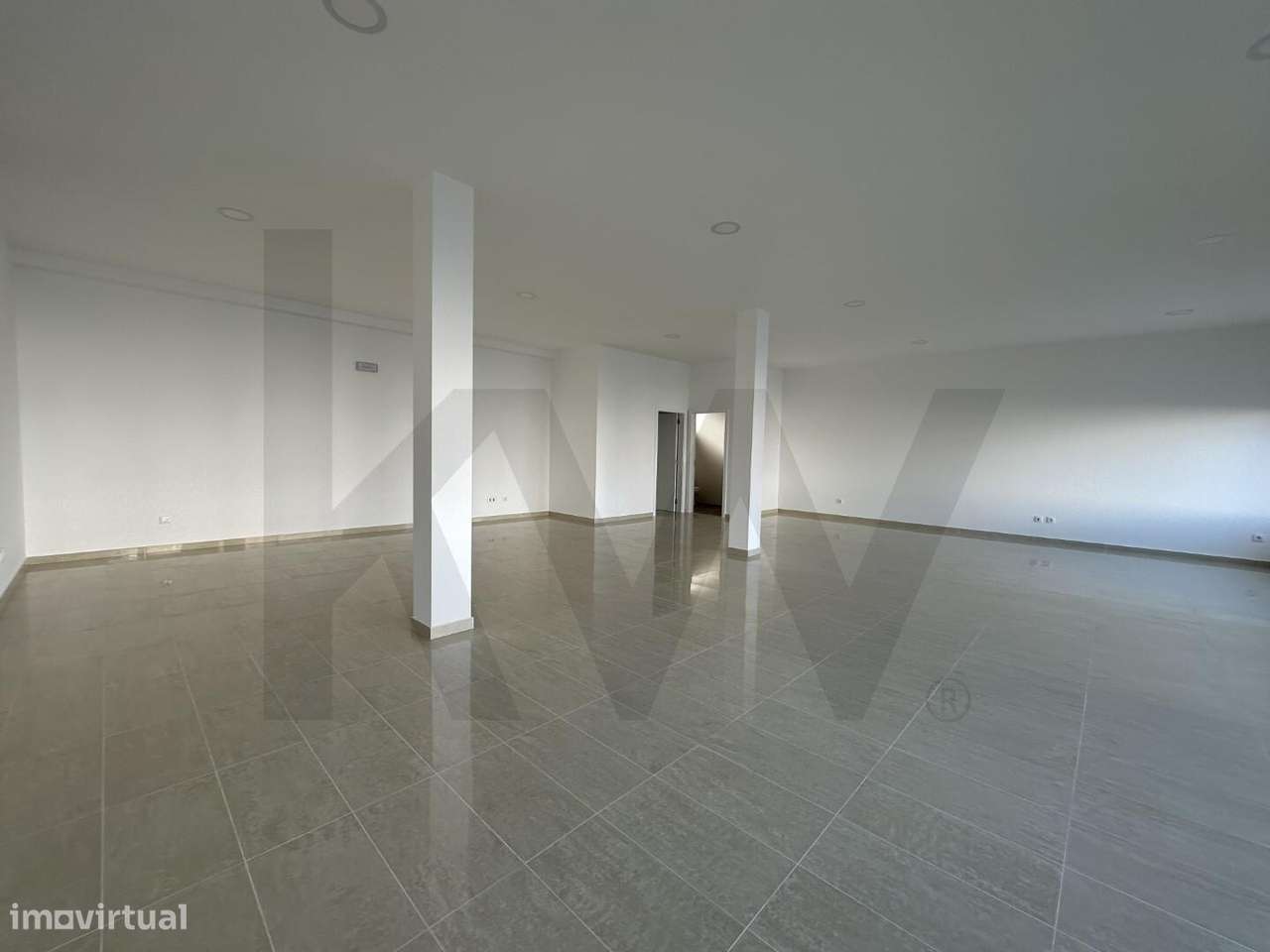 Loja com 111m2 na Carvoeira-8