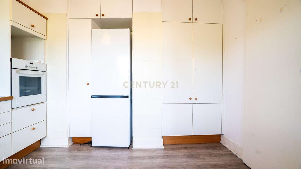 Apartamento T3 com Vista Mar – 5º Andar – A Dois Passos do Casino Esto-11