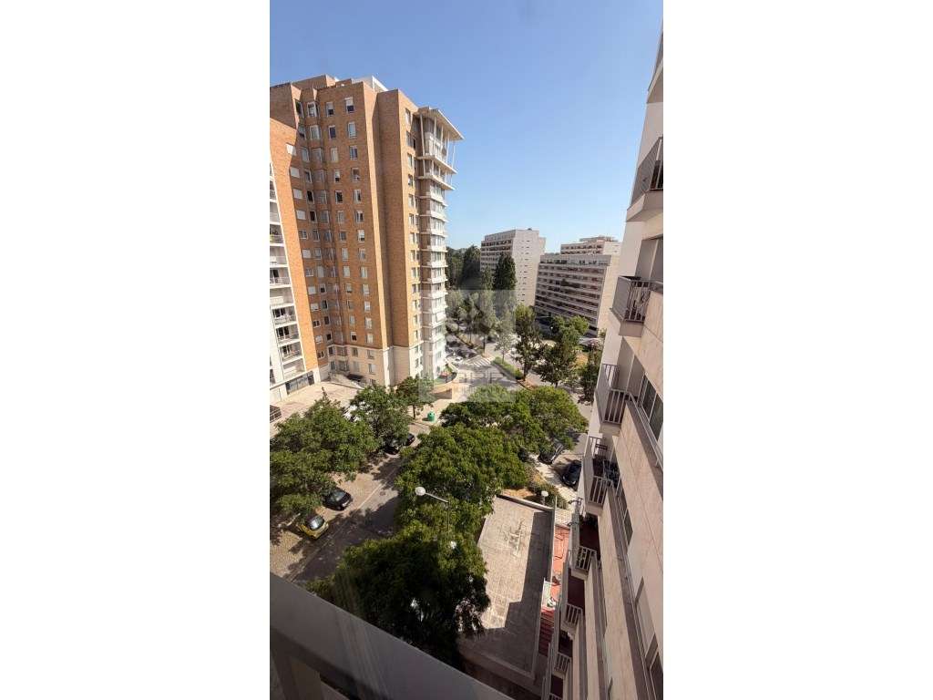 T1 com Varanda e Parqueamento na Alta de Lisboa / Quinta do Lambert-0