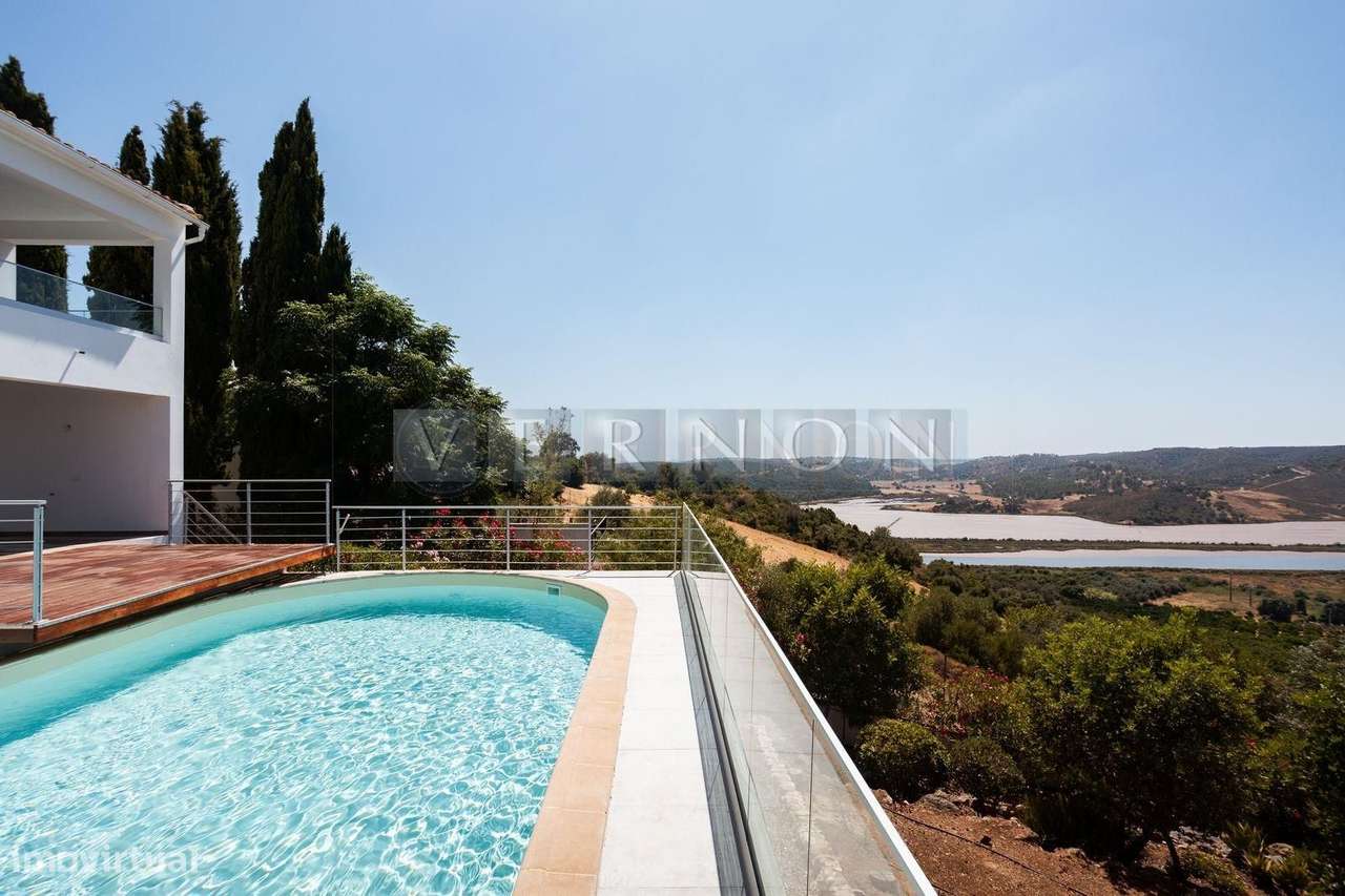Moradia Renovada T4 com Vista Rio Arade, Piscina e 2.450 m² de Terreno-43