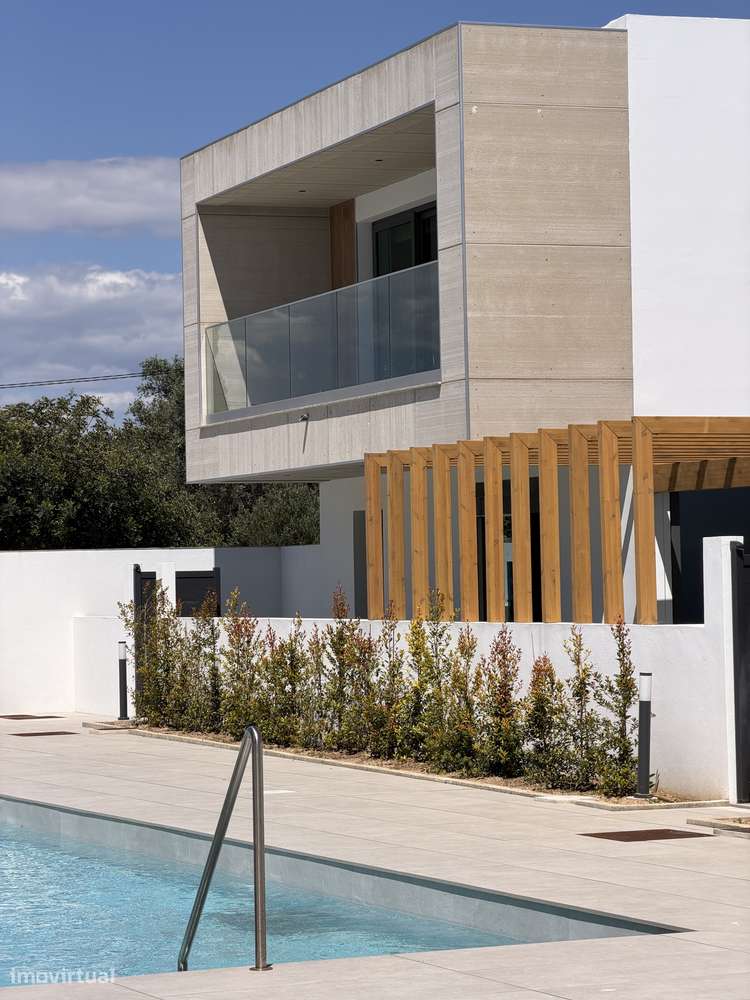 Moradia T4 com piscina, terraço e garagem em Ferreiras-45