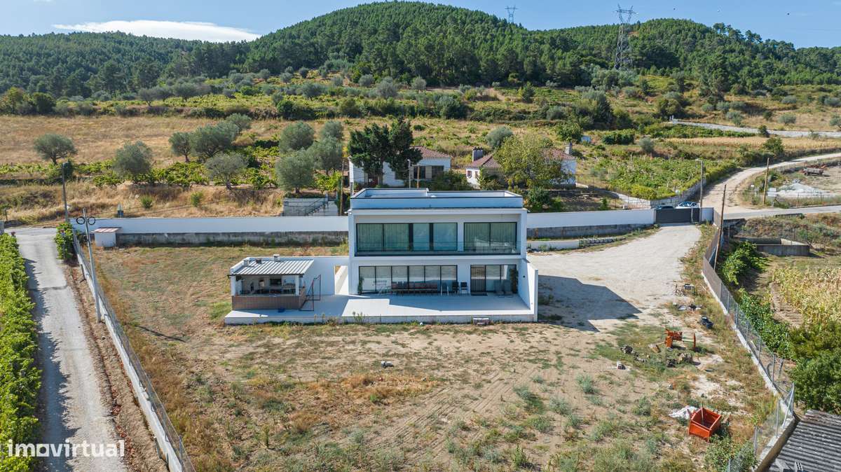 Moradia T4 semi-nova c/ 4 suites-1