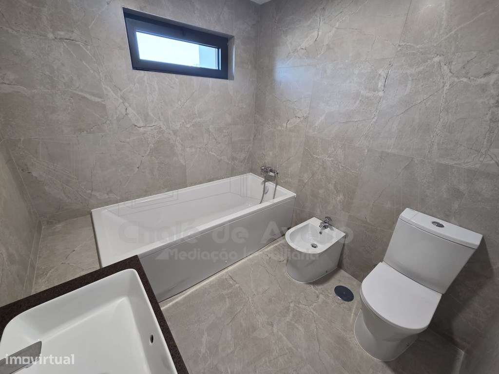 Moradia unifamiliar geminada T3, de 2 pisos, com garagem, anexos e ...-35