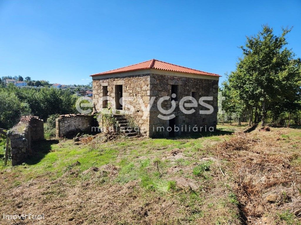 Terreno com 2430 m2 e duas casas em pedra localizadas em ...