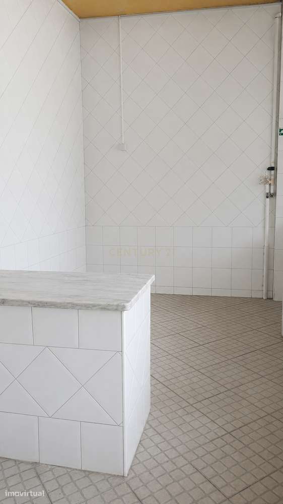 Nua-Propriedade de Loja no Barreiro, 78 m², extração de fumos, 2 porta-7