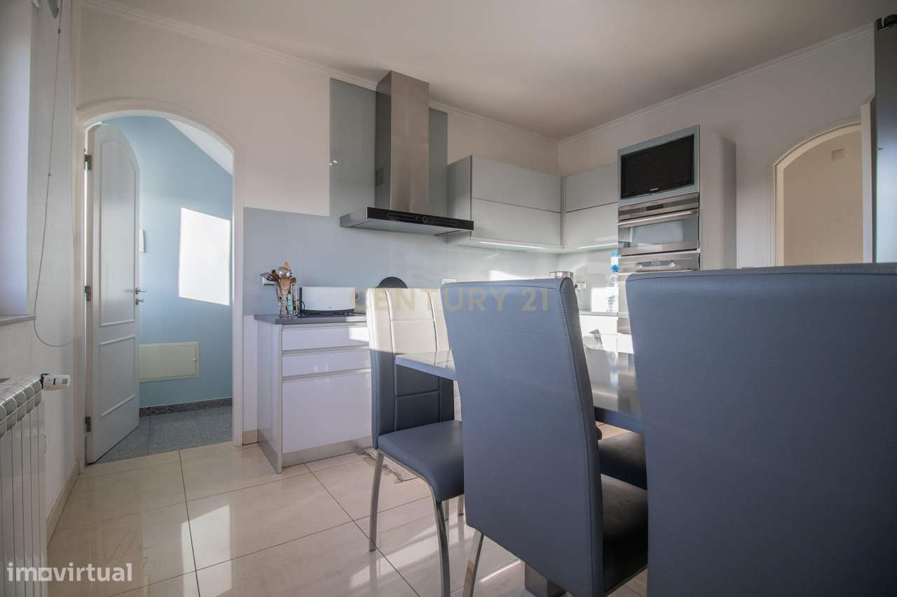 Moradia com piscina, terreno e anexos em Vieira de Leiria e a 2km da p-33