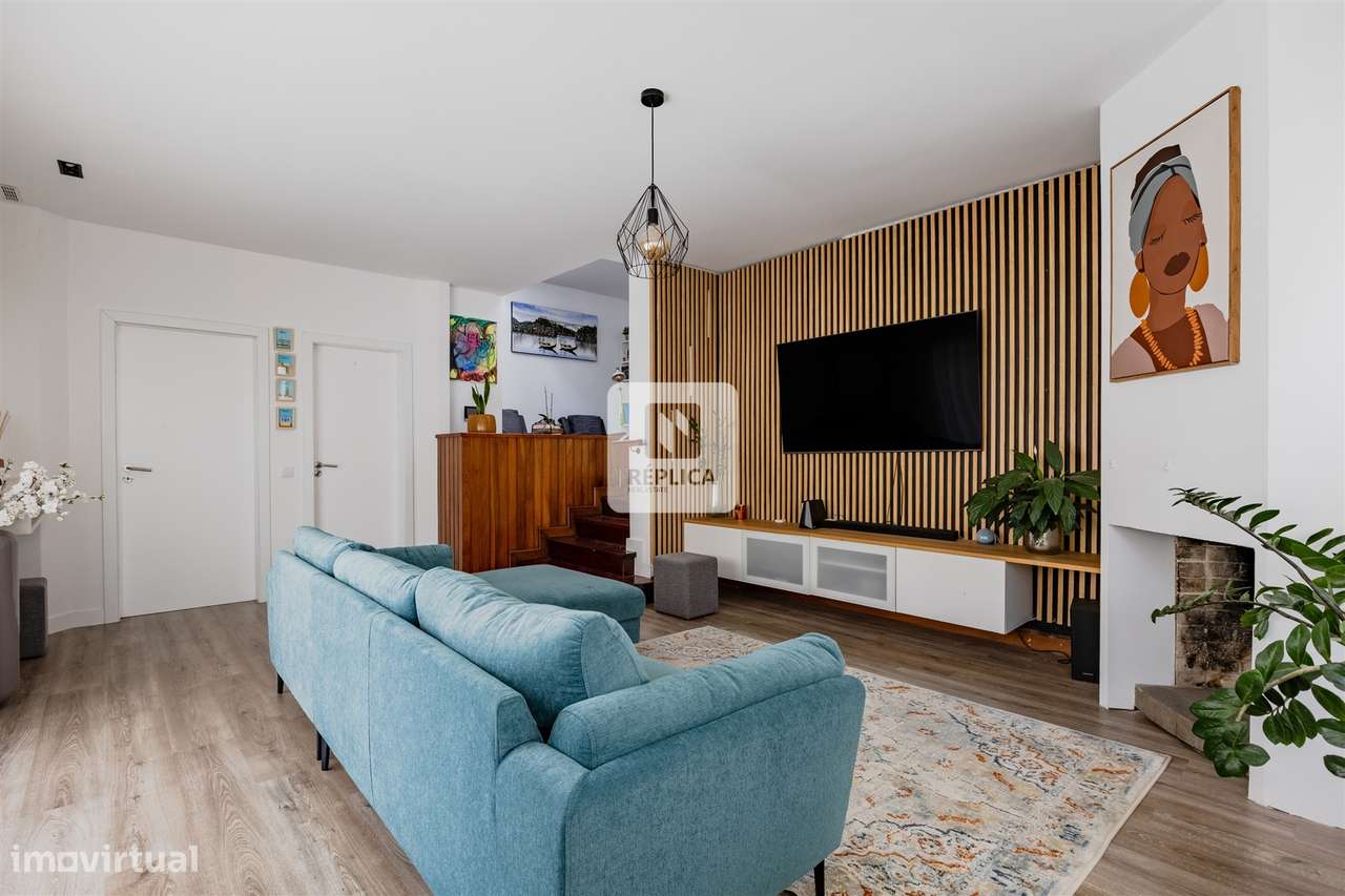 Moradia Dúplex Remodelada com Áreas Generosas em Zona Residencial - Grande imagem: 4/46