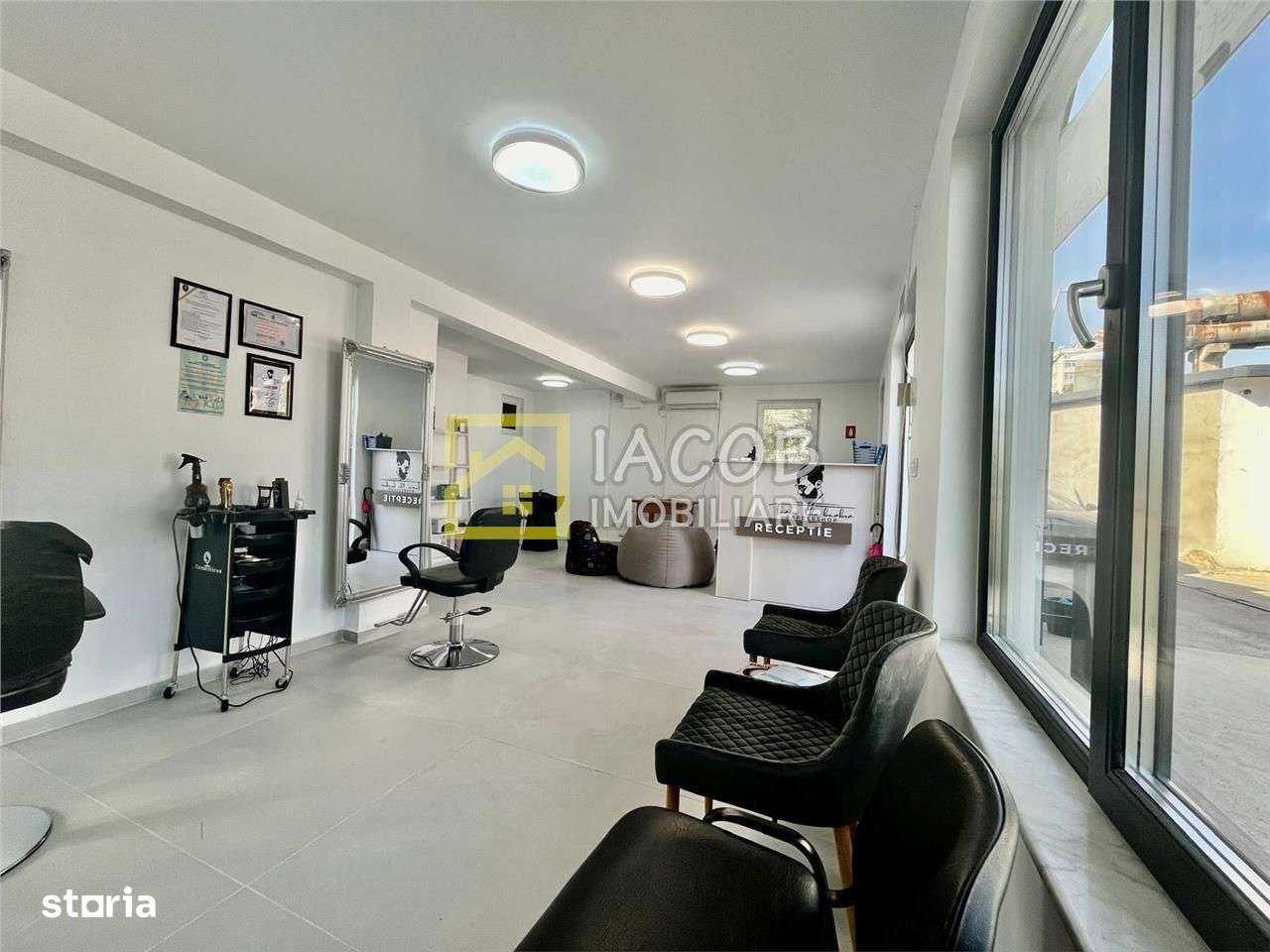 De inchiriat - Scaun\/camera in incinta salonului, Zona Alecu Russo, - Imagine principală: 2/11