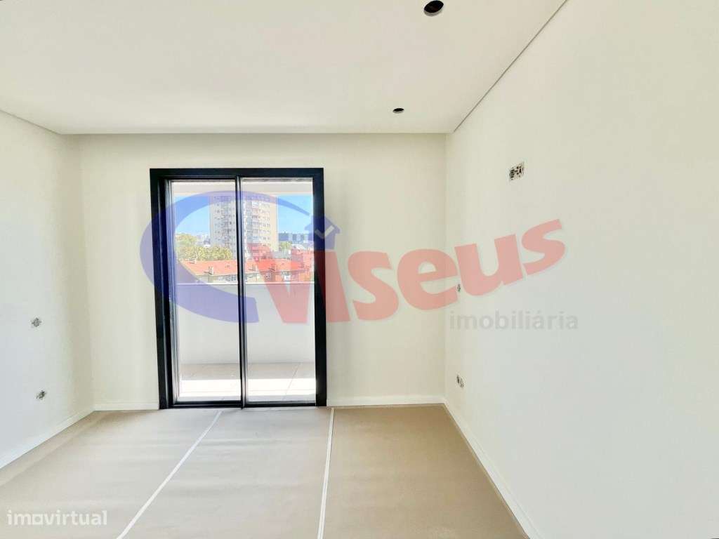 Apartamento T3 Penthouse Coimbrões-23
