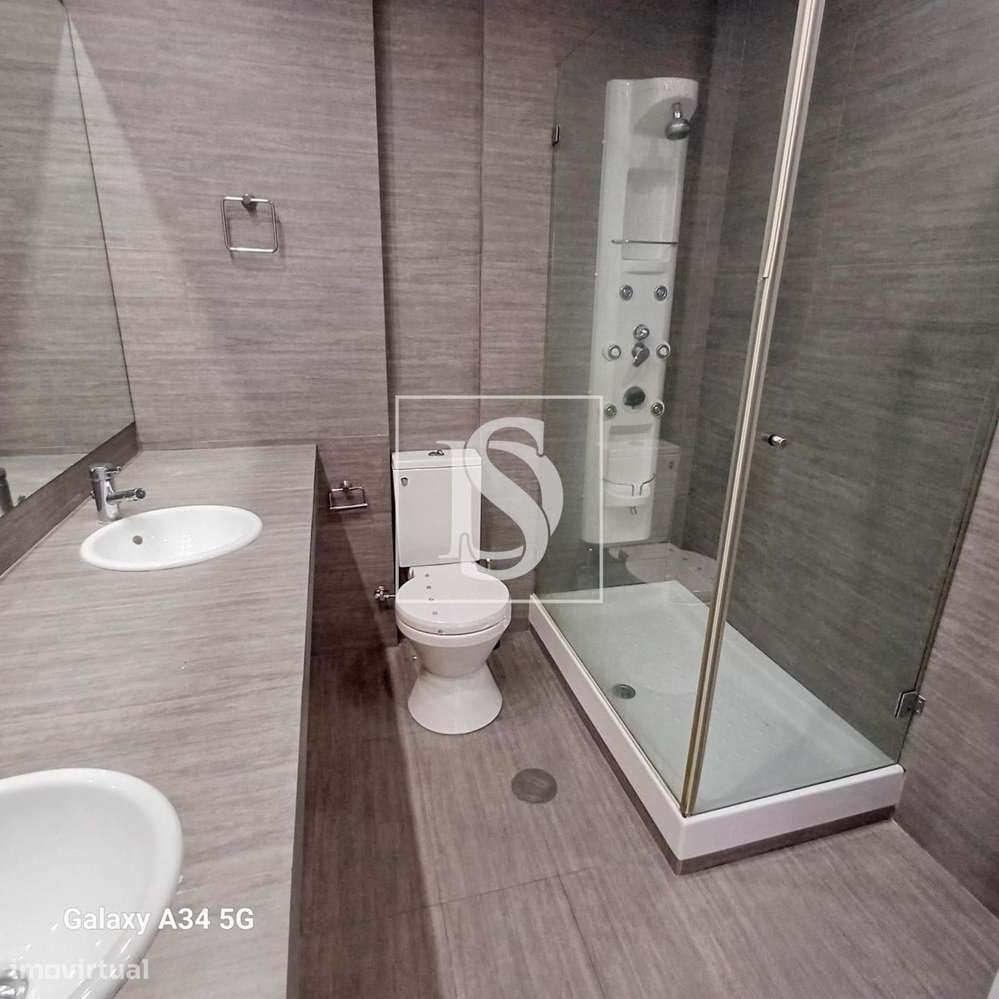 Excelente T2 com terraço e garagem em Box-16