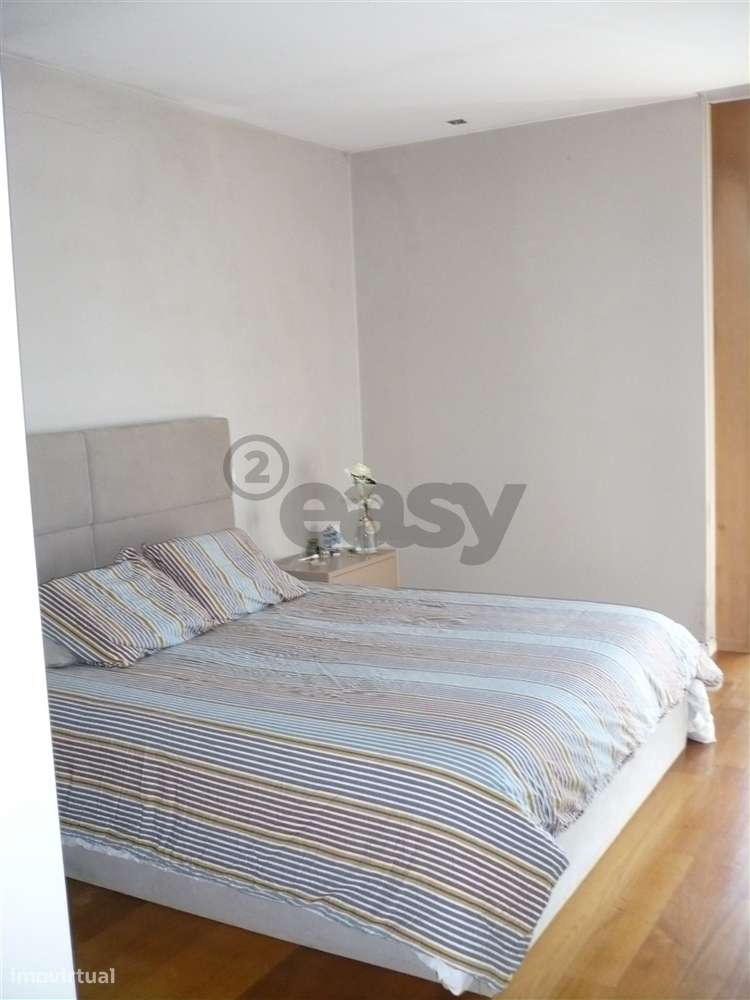 MORADIA EM BANDA T4 COM JARDIM-26