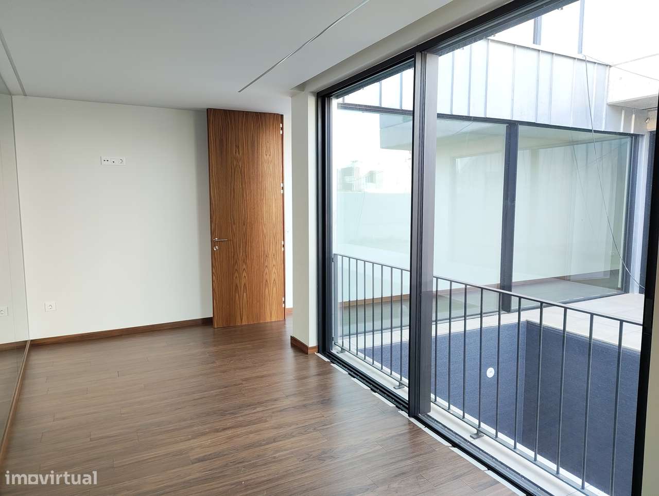 Moradia T5 com piscina e jardim em Canidelo-52