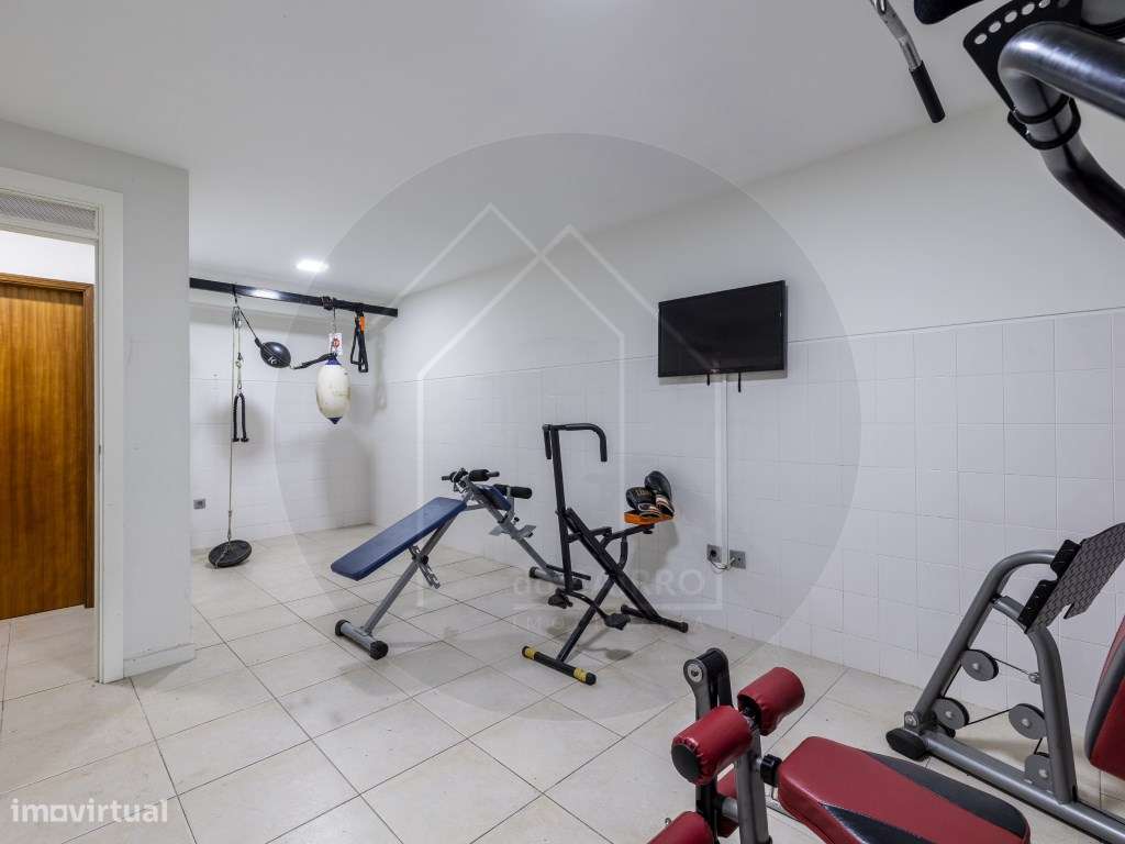 Moradia T4 Independente com Piscina, Ginásio e Garagem para 4 Carro...-35