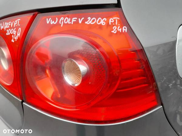 VW GOLF V LAMPA PRAWY TYŁ PRAWA TYLNIA BŁOTNIK Z BŁOTNIKA - 12