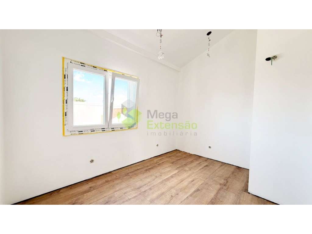 Moradia T2, Nova, com Dois Pisos, no Cadaval-22