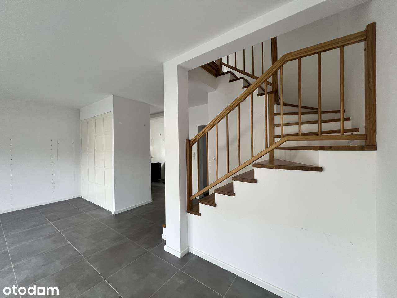 Nowoczesny dom w spokojnej okolicy-4