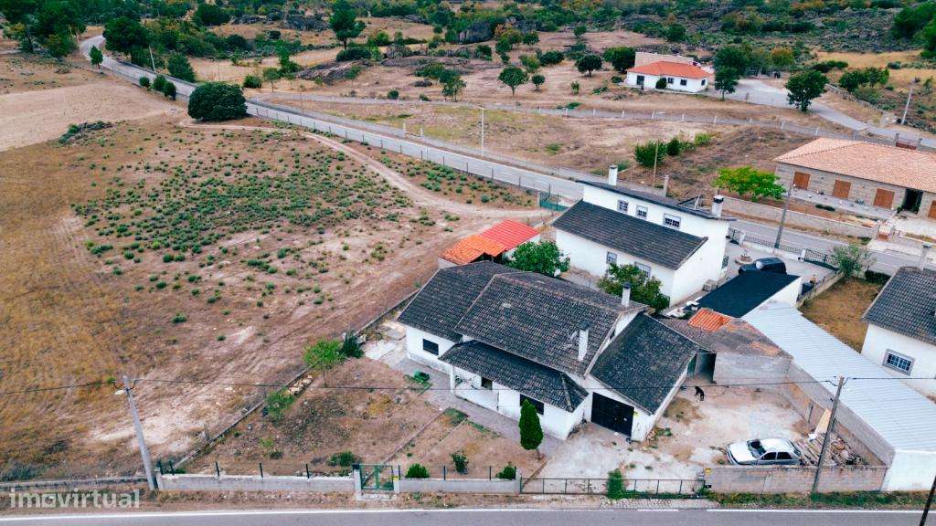 Moradia Isolada T5 com Garagem e Forno Tradicional-1