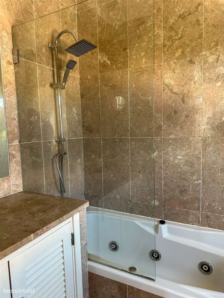 Moradia T5 com piscina e jardim a poucos metros da Praia do Alemão – A-54