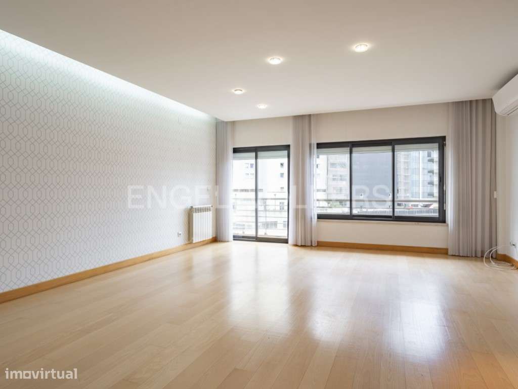 Luminoso T3 com Grandes Áreas na Av. Columbano Bordalo Pinheiro - Grande imagem: 2/25