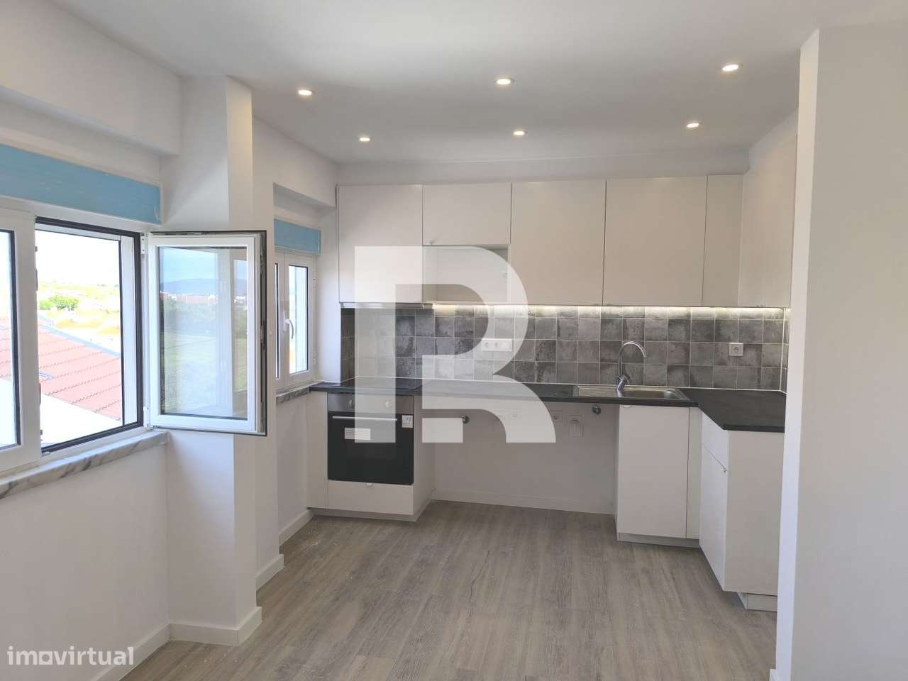 Apartamento T1 totalmente Remodelado em Porto Salvo - Grande imagem: 5/24