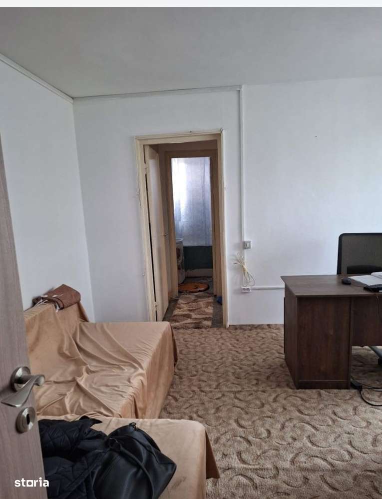 Vând apartament cu 2 camere,etaj 3,aproape 2 min de centru-3