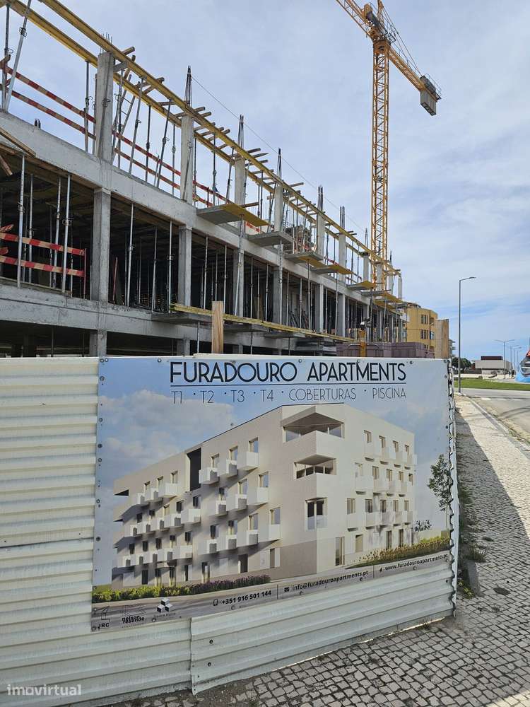 Apartamento T2 moderno com piscina e garagem-20