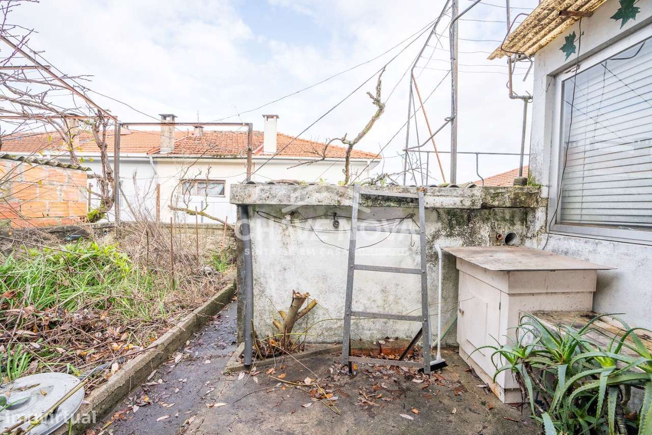 Moradia T1 com garagem box e logradouro e quintal no centro de Gaia-12