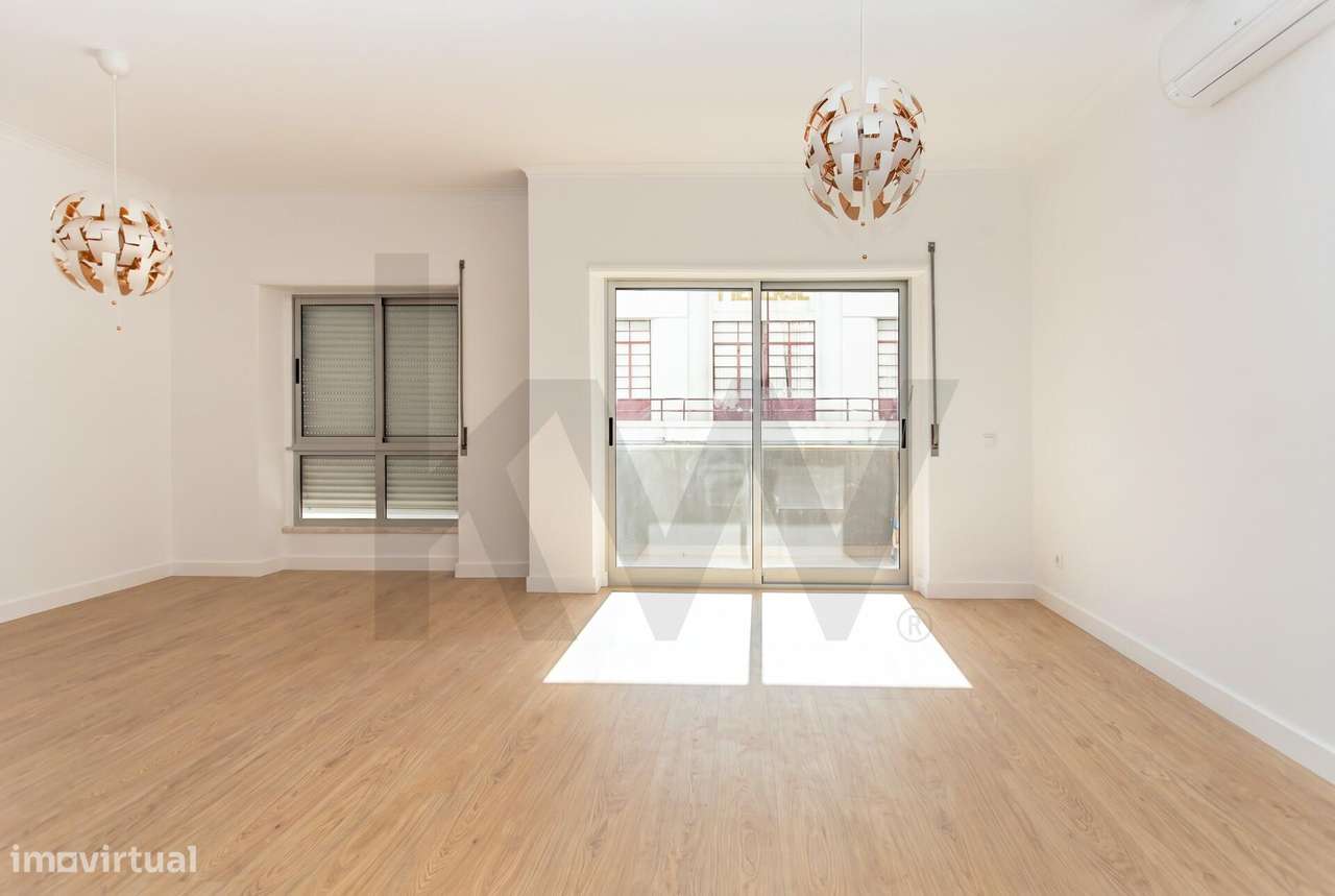 Apartamento T4 transformado em T3 totalmente remodelado na Cova da Pi-1
