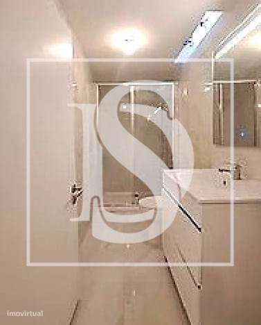 Loja remodelada e transformada em apartamento no Laranjeiro-4